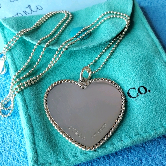 Twist Heart Pendant w/ 18inch Beaded Chain - Picture 3 of 7